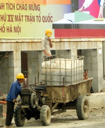 Chùm ảnh: Công nông “hiên ngang” giữa Hà Nội - 6 Chùm ảnh: Công nông “hiên ngang” giữa Hà Nội - 6