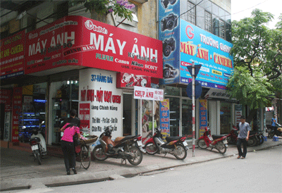 Vẫn “thản nhiên” niêm yết giá bằng ngoại tệ - 1