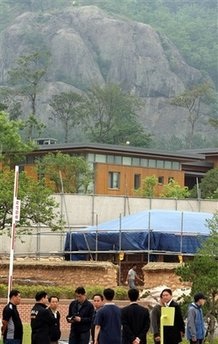 Cảnh sát Hàn Quốc: Ông Roh Moo-hyun đã tự sát - 2 Cảnh sát Hàn Quốc: Ông Roh Moo-hyun đã tự sát - 2