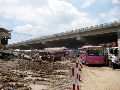 Hàng ngàn xe tắc hơn 4 tiếng tại cửa ngõ Hà Nội - 4 Hàng ngàn xe tắc hơn 4 tiếng tại cửa ngõ Hà Nội - 4