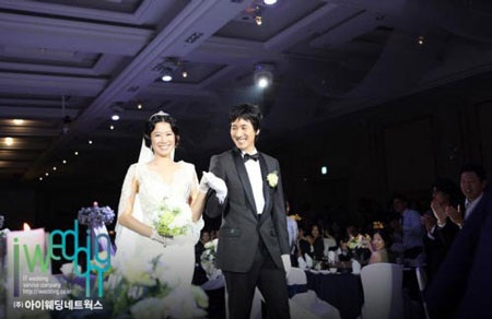 Xem lại đám cưới ấm cúng của Lee Seon Kyun và Jeon Hye Jin - 1 Xem lại đám cưới ấm cúng của Lee Seon Kyun và Jeon Hye Jin - 1