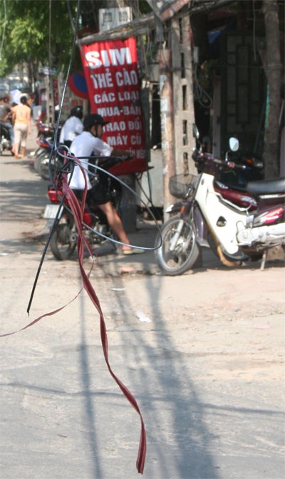 Dây cáp các loại “rình” người trên đường Hoàng Hoa Thám - 1 Dây cáp các loại “rình” người trên đường Hoàng Hoa Thám - 1