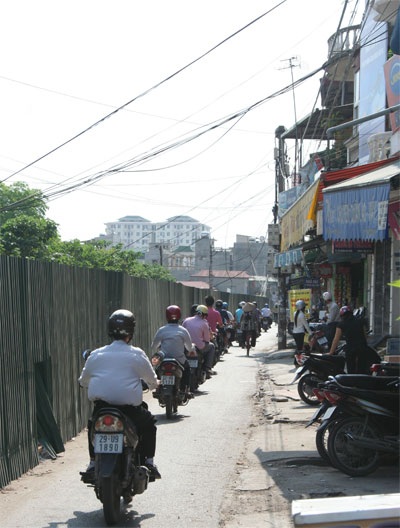 Dây cáp các loại “rình” người trên đường Hoàng Hoa Thám - 8 Dây cáp các loại “rình” người trên đường Hoàng Hoa Thám - 8