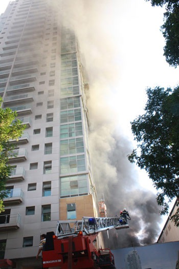 Vụ cháy cao ốc 32 tầng là do tia lửa hàn - 1