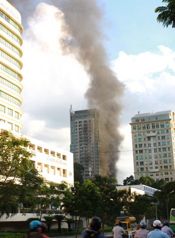 Cháy cao ốc 32 tầng ở trung tâm TPHCM - 1