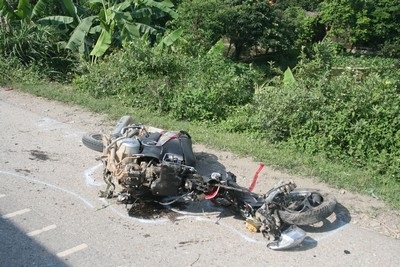 Xe máy đối đầu ô tô, 2 người thiệt mạng  - 2
