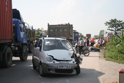 Xe máy đối đầu ô tô, 2 người thiệt mạng  - 1