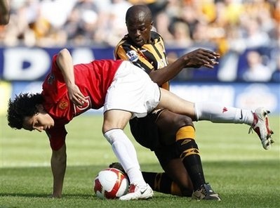 Hull City “thoát hiểm” may mắn, Newcastle xuống hạng - 3