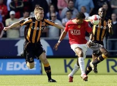 Hull City “thoát hiểm” may mắn, Newcastle xuống hạng - 2