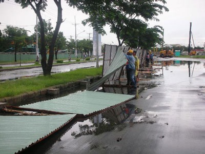 Giông lớn làm sập hơn 150m rào chắn công trình - 1