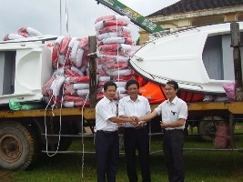 Bàn giao trang thiết bị cứu hộ, cứu nạn lũ lụt - 1