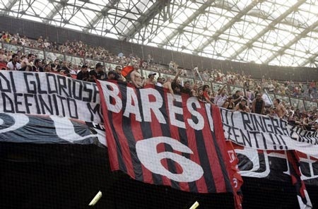 Đêm chia tay của Maldini bị Ultra Milan phá bĩnh - 1 Đêm chia tay của Maldini bị Ultra Milan phá bĩnh - 1