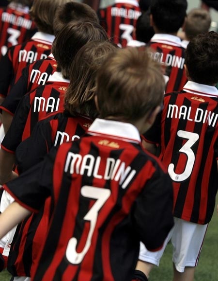 Đêm chia tay của Maldini bị Ultra Milan phá bĩnh - 4 Đêm chia tay của Maldini bị Ultra Milan phá bĩnh - 4