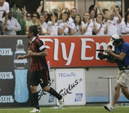 Đêm chia tay của Maldini bị Ultra Milan phá bĩnh - 3 Đêm chia tay của Maldini bị Ultra Milan phá bĩnh - 3