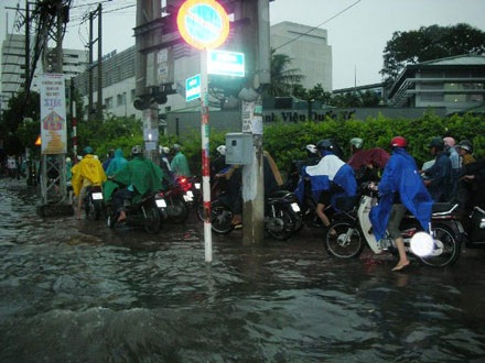 Mưa xối xả, TPHCM “sũng nước” - 7