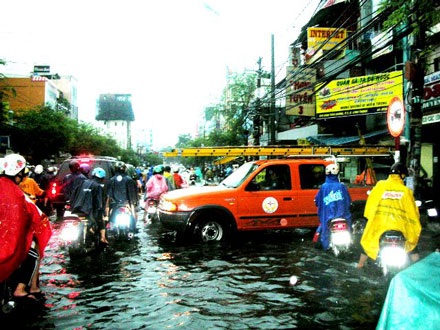 Mưa xối xả, TPHCM “sũng nước” - 2