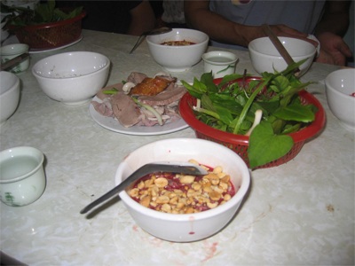 Vẫn công khai bán "món ăn cấm" - 2 Vẫn công khai bán "món ăn cấm" - 2