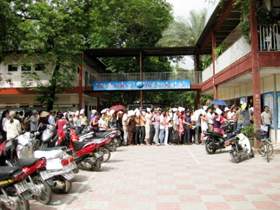Hỗn loạn, chen lấn đăng ký cho con vào trường mầm non - 1 Hỗn loạn, chen lấn đăng ký cho con vào trường mầm non - 1