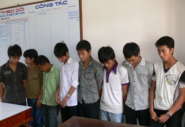 Làm rõ nhóm côn đồ ném đá CSGT - 1 Làm rõ nhóm côn đồ ném đá CSGT - 1