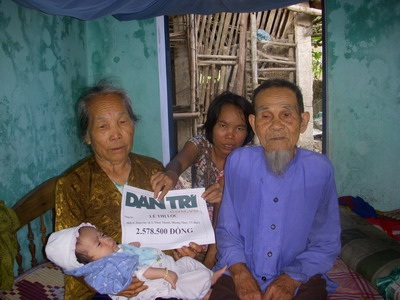 Món quà lớn đến với cụ bà nuôi chồng tật, con điên, cháu dại - 1