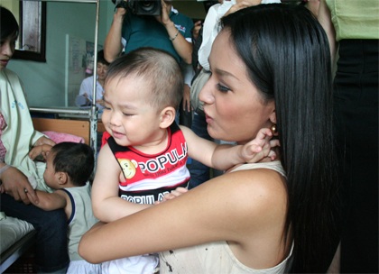 Theo chân mỹ nhân đi làm từ thiện - 11