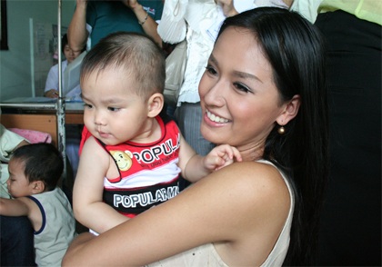 Theo chân mỹ nhân đi làm từ thiện - 12