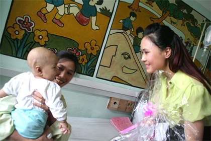 Theo chân mỹ nhân đi làm từ thiện - 14