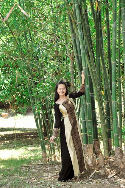 Chùm ảnh: Mai Phương Thúy duyên dáng trên đất Tây Nguyên - 7 Chùm ảnh: Mai Phương Thúy duyên dáng trên đất Tây Nguyên - 7