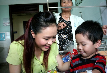 Theo chân mỹ nhân đi làm từ thiện - 17