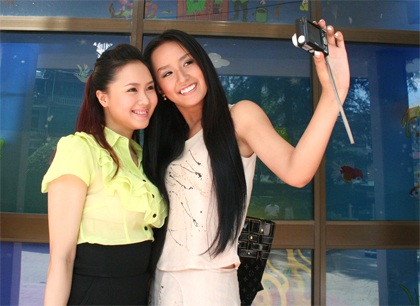 Theo chân mỹ nhân đi làm từ thiện - 21