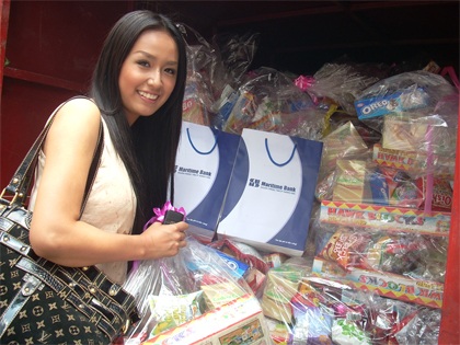 Theo chân mỹ nhân đi làm từ thiện - 3