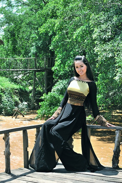 Chùm ảnh: Mai Phương Thúy duyên dáng trên đất Tây Nguyên - 13 Chùm ảnh: Mai Phương Thúy duyên dáng trên đất Tây Nguyên - 13