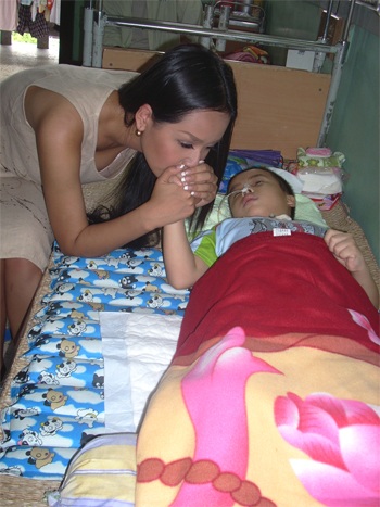 Theo chân mỹ nhân đi làm từ thiện - 8