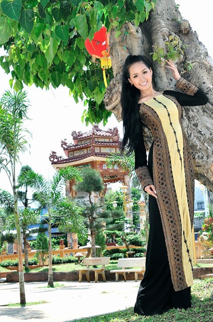 Chùm ảnh: Mai Phương Thúy duyên dáng trên đất Tây Nguyên - 12 Chùm ảnh: Mai Phương Thúy duyên dáng trên đất Tây Nguyên - 12