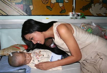 Theo chân mỹ nhân đi làm từ thiện - 9