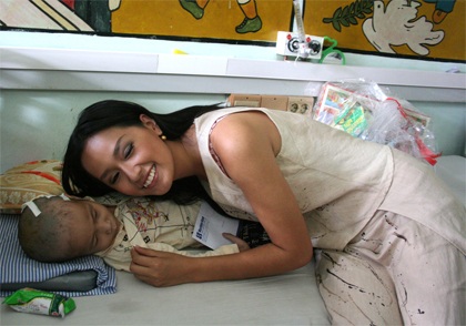 Theo chân mỹ nhân đi làm từ thiện - 10