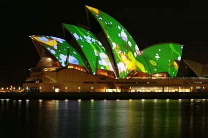 Roof Painting: Bức ảnh này sẽ khiến bạn khám phá ra một tác phẩm nghệ thuật khác của Sydney Opera House - nó chính là tác phẩm được vẽ trên mái của tòa nhà. Một khung cảnh đầy màu sắc khi bầu trời xanh ghé qua, chắc chắn sẽ là nơi ấy bạn muốn khuấy động những trải nghiệm khó quên. Hãy xem bức ảnh và chiêm ngưỡng vẻ đẹp của Sydney Opera House qua góc nhìn mới lạ.