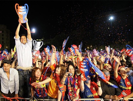 Đêm đăng quang ngập tràn hạnh phúc của Barcelona - 12 Đêm đăng quang ngập tràn hạnh phúc của Barcelona - 12
