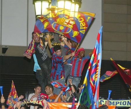 Đêm đăng quang ngập tràn hạnh phúc của Barcelona - 17 Đêm đăng quang ngập tràn hạnh phúc của Barcelona - 17