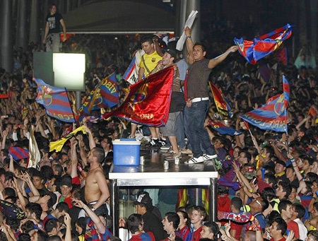 Đêm đăng quang ngập tràn hạnh phúc của Barcelona - 15 Đêm đăng quang ngập tràn hạnh phúc của Barcelona - 15
