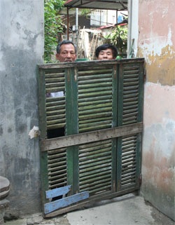 Bị bịt cổng, 4 cụ già leo thang tìm đường sống - 1