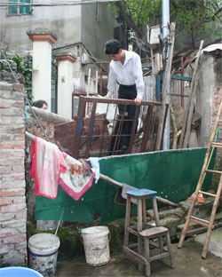 Bị bịt cổng, 4 cụ già leo thang tìm đường sống - 2