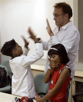 Đạo diễn “Triệu phú ổ chuột” gặp hai sao nhí mất nhà - 2