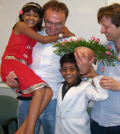 Đạo diễn “Triệu phú ổ chuột” gặp hai sao nhí mất nhà - 1