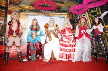 Cảm hứng thăng hoa từ phong cách thời trang Baroque  - 7