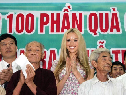 Tân Hoa hậu Thế giới thu hút sự chú ý tại Hà Nam - 3 Tân Hoa hậu Thế giới thu hút sự chú ý tại Hà Nam - 3