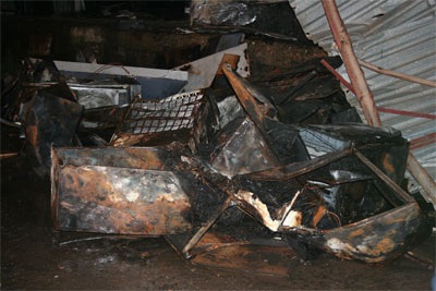 Những hình ảnh tan hoang sau vụ cháy hơn 4 tiếng - 9 Những hình ảnh tan hoang sau vụ cháy hơn 4 tiếng - 9