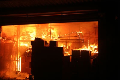 Những hình ảnh tan hoang sau vụ cháy hơn 4 tiếng - 2 Những hình ảnh tan hoang sau vụ cháy hơn 4 tiếng - 2