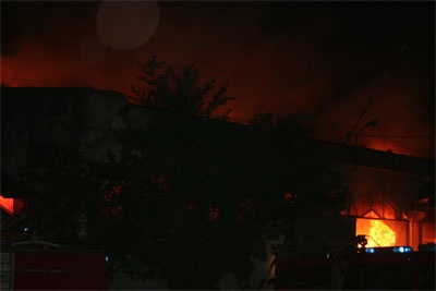 Những hình ảnh tan hoang sau vụ cháy hơn 4 tiếng - 4 Những hình ảnh tan hoang sau vụ cháy hơn 4 tiếng - 4