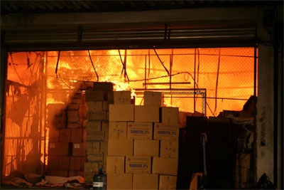 Những hình ảnh tan hoang sau vụ cháy hơn 4 tiếng - 1 Những hình ảnh tan hoang sau vụ cháy hơn 4 tiếng - 1